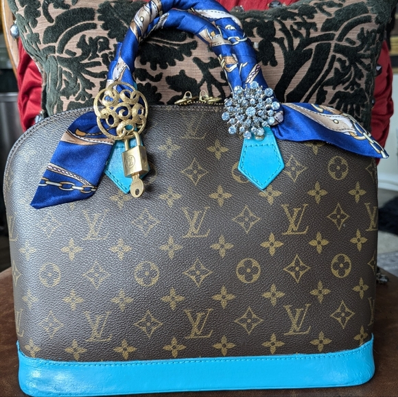 LOUIS VUITTON ALMA MONOGRAM Custom Painted Bag. - Picture 2 of 12
